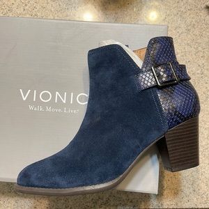 Vionic Naomi Zip-Up Navy boots size 9 New in Box!